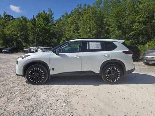 Everest White Pearl Tricoat 2026 Nissan Rogue Dark Armor