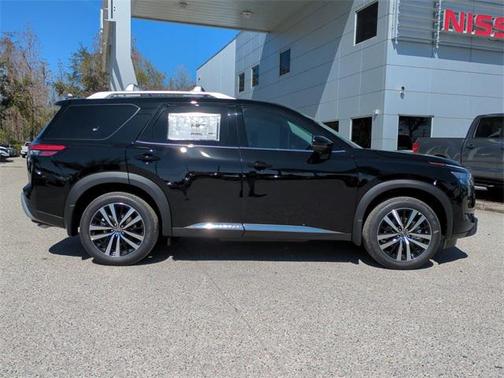 2025 Nissan Pathfinder Platinum 4WD