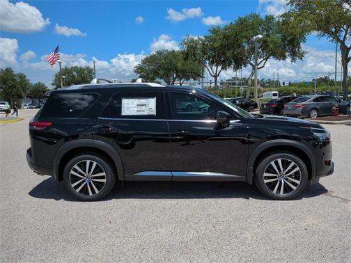 2025 Nissan Pathfinder Platinum FWD