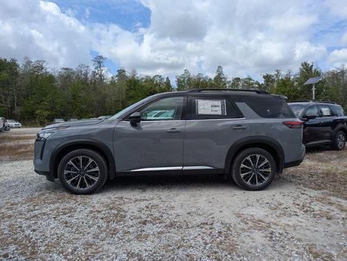 Boulder Gray Pearl/Super Black 2026 Nissan Pathfinder Platinum