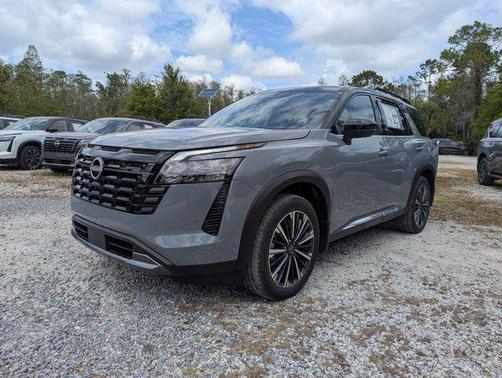 Boulder Gray Pearl/Super Black 2026 Nissan Pathfinder Platinum