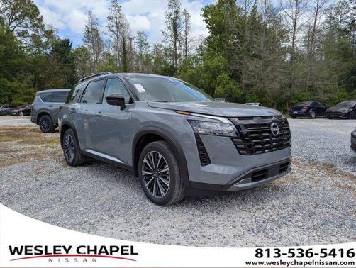 Boulder Gray Pearl/Super Black 2026 Nissan Pathfinder Platinum