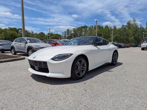 Pearl White Tricoat/Super Black 2026 Nissan Z Sport