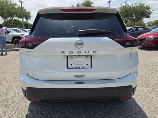 Everest White Pearl Tricoat 2026 Nissan Rogue SV