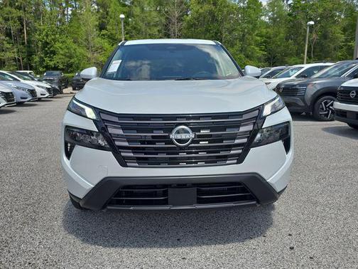 Everest White Pearl Tricoat 2026 Nissan Rogue SV