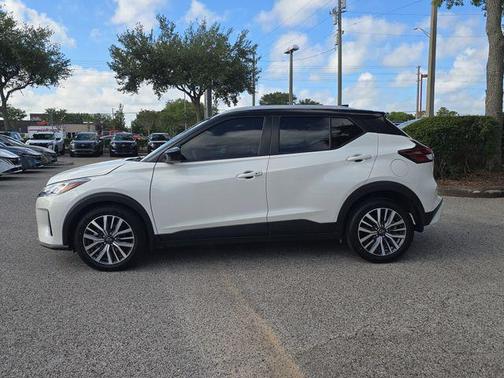 Aspen White Tricoat/Super Black 2024 Nissan Kicks SV