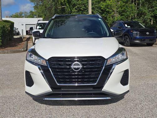 Aspen White Tricoat/Super Black 2024 Nissan Kicks SV