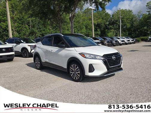 Aspen White Tricoat/Super Black 2024 Nissan Kicks SV
