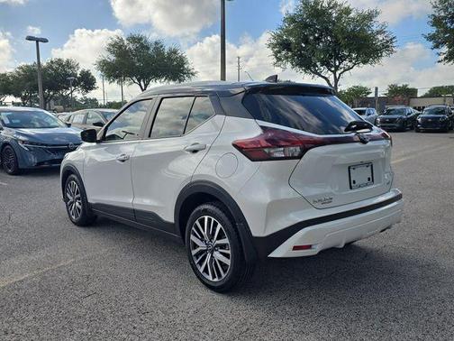 Aspen White Tricoat/Super Black 2024 Nissan Kicks SV