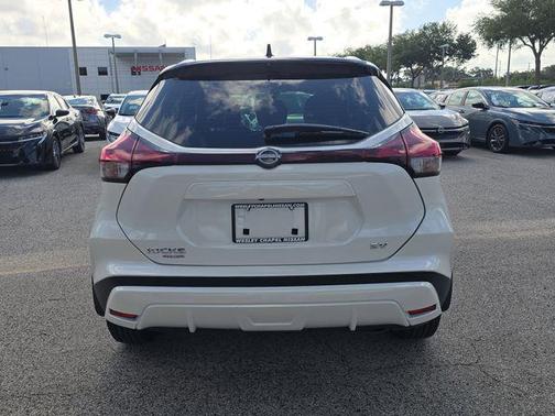 Aspen White Tricoat/Super Black 2024 Nissan Kicks SV