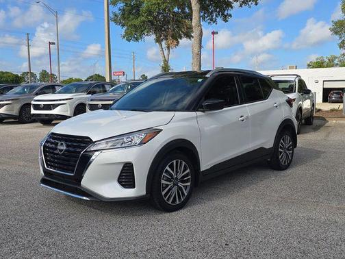 Aspen White Tricoat/Super Black 2024 Nissan Kicks SV