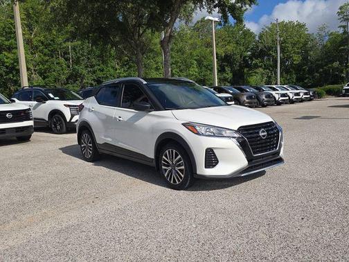 Aspen White Tricoat/Super Black 2024 Nissan Kicks SV
