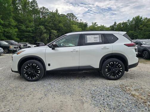 Everest White Pearl Tricoat 2026 Nissan Rogue Dark Armor