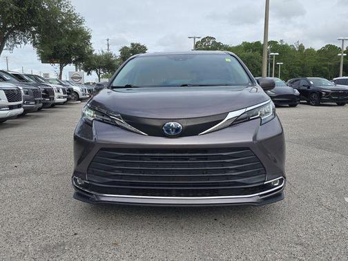 Predawn Gray Mica 2022 Toyota Sienna XLE