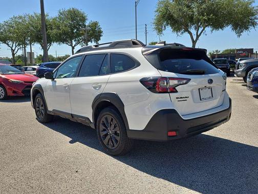 Crystal White Pearl 2025 Subaru Outback Onyx Edition