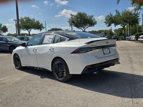Aspen White Tricoat/Super Black 2026 Nissan Sentra SR