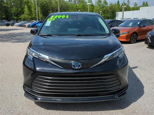 2022 Toyota Sienna LE