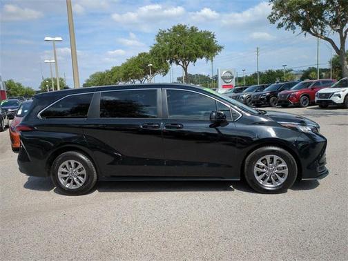 2022 Toyota Sienna LE