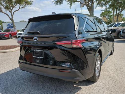 2022 Toyota Sienna LE