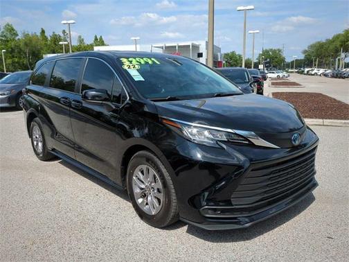 2022 Toyota Sienna LE