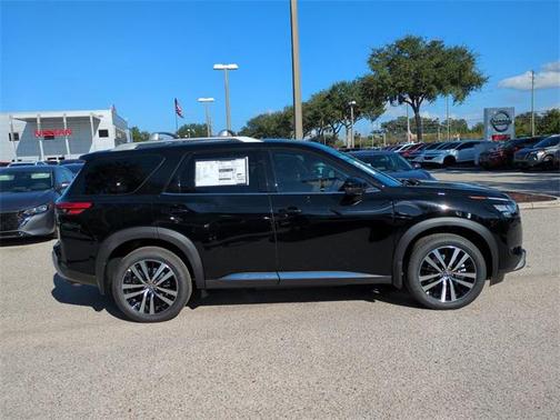 2025 Nissan Pathfinder Platinum FWD