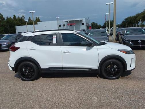 2023 Nissan Kicks SR