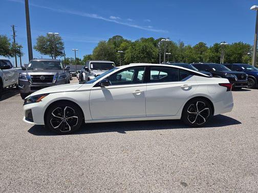Glacier White 2025 Nissan Altima SR FWD
