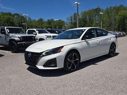 Glacier White 2025 Nissan Altima SR FWD