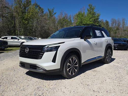 Everest White Pearl Tricoat/Super Black 2026 Nissan Pathfinder Platinum