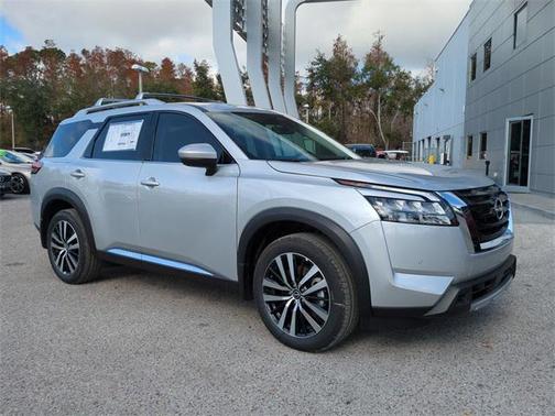 2025 Nissan Pathfinder Platinum FWD