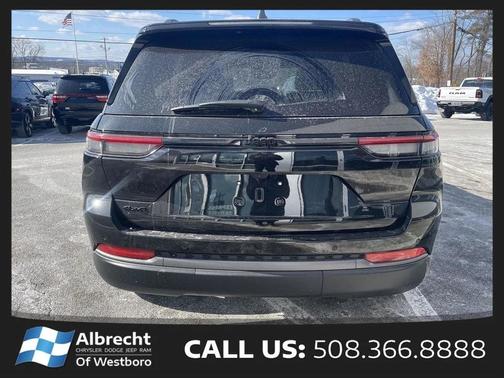 Diamond Black Crystal Pearlcoat 2026 Jeep Grand Cherokee Altitude