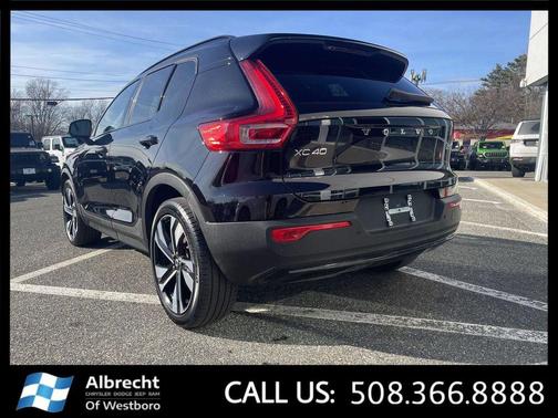 Onyx Black Metallic 2024 Volvo XC40 B5 Ultimate Dark Theme