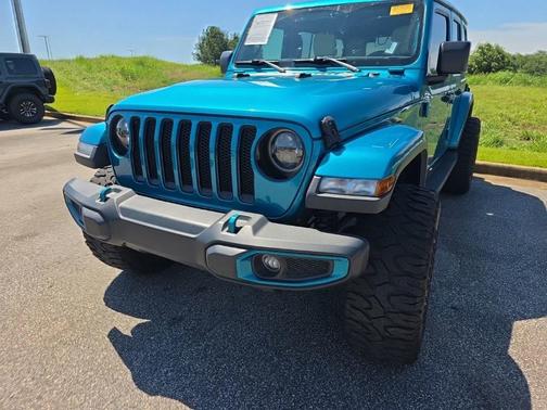 Bikini Pearlcoat 2020 Jeep Wrangler Unlimited Sahara