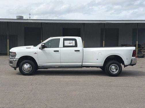 Bright White Clearcoat 2026 RAM 3500 Tradesman Crew Cab 4x4 8' Box