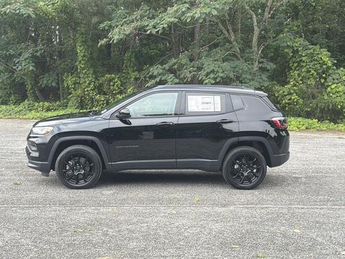 Diamond Black Crystal Pearlcoat 2026 Jeep Compass Latitude