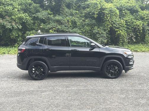 Diamond Black Crystal Pearlcoat 2026 Jeep Compass Latitude