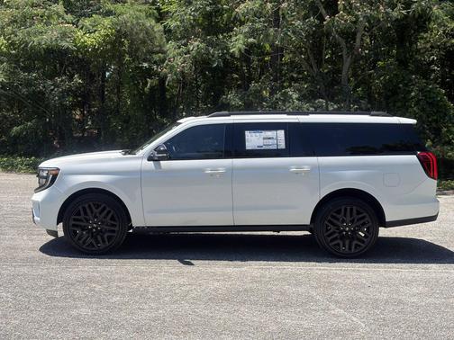 Star White Metallic Tri-Coat 2026 Ford Expedition Max Platinum