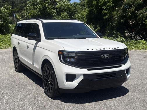 Star White Metallic Tri-Coat 2026 Ford Expedition Max Platinum