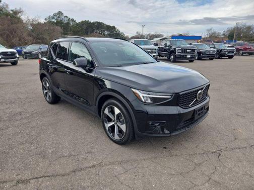 2025 Volvo XC40 