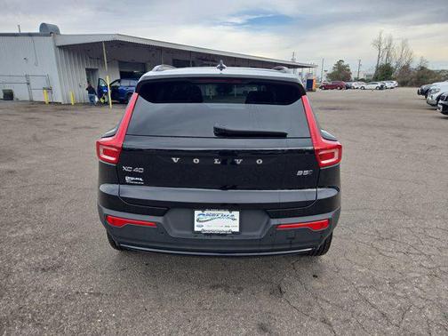 2025 Volvo XC40 