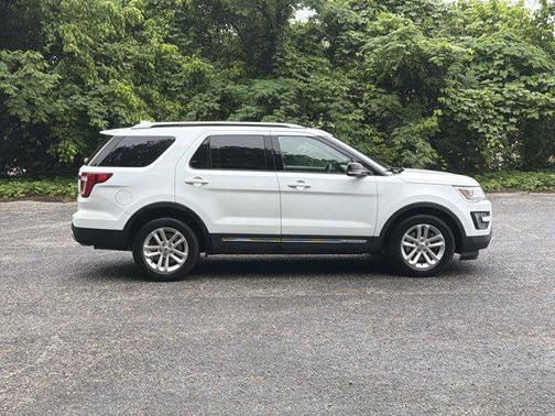 White Platinum Clearcoat Metallic 2016 Ford Explorer XLT