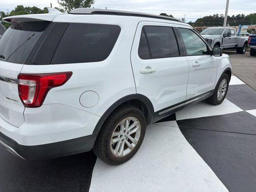 White Platinum Clearcoat Metallic 2016 Ford Explorer XLT