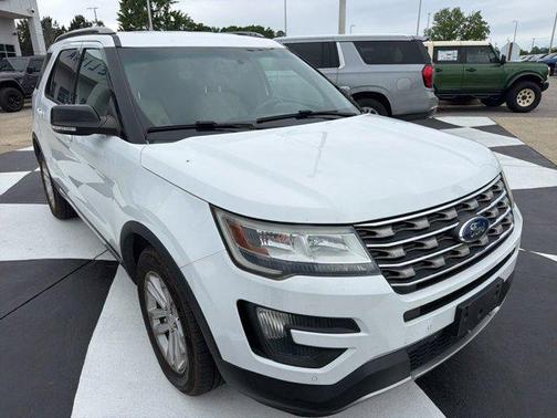 White Platinum Clearcoat Metallic 2016 Ford Explorer XLT