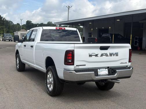 Bright White Clearcoat 2026 RAM 2500 Big Horn Crew Cab 4x4 8' Box