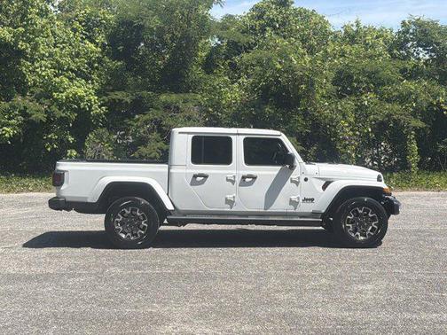 Bright White Clearcoat 2026 Jeep Gladiator Sahara 4x4