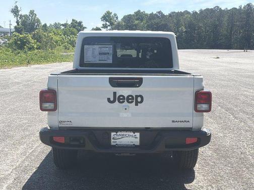 Bright White Clearcoat 2026 Jeep Gladiator Sahara 4x4