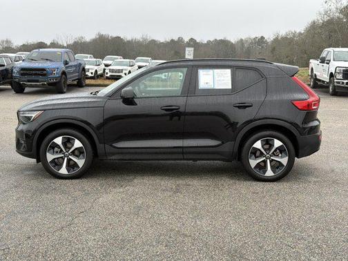 2025 Volvo XC40 B5 Plus Dark Theme