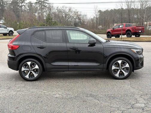 2025 Volvo XC40 B5 Plus Dark Theme