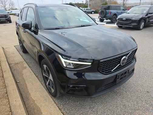 2025 Volvo XC40 B5 Plus Dark Theme