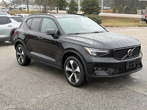 2025 Volvo XC40 B5 Plus Dark Theme